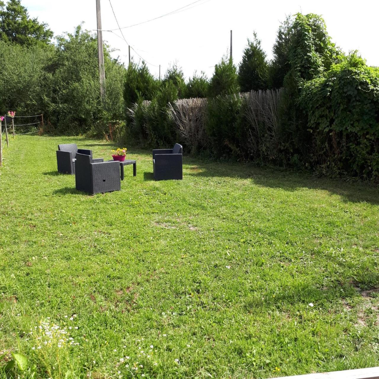 Appartamento Au Paradis des Crins avec un studio rez de chaussée jardin et studio en duplex avec terrasse Templeuve-en-Pevele Esterno foto